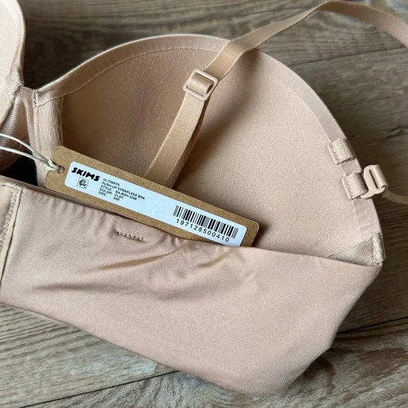 SKIMS Ultimate Push-Up Strapless Bra - Picture 7 of 9